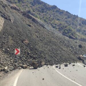 artvinde heyelan yol ulasima kapandi Ip5U1kVW