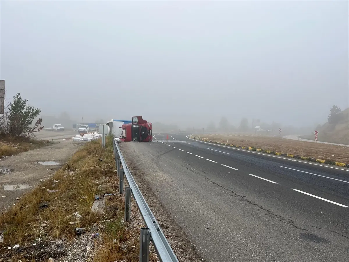 cerkeste tir devrildi surucu yaralandi JbxRx6r8