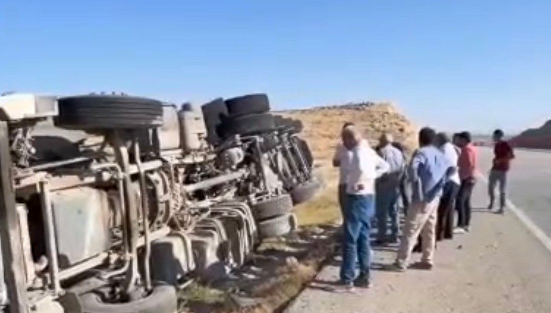 devrilen kamyonun surucusu hafif yaralandi ExCZdFhz