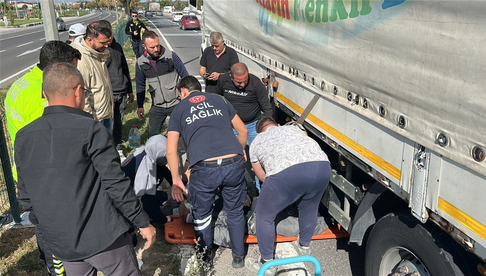 karsiya gecmek isteyen yasli adama tir carpti 6REw9TXR.jpg