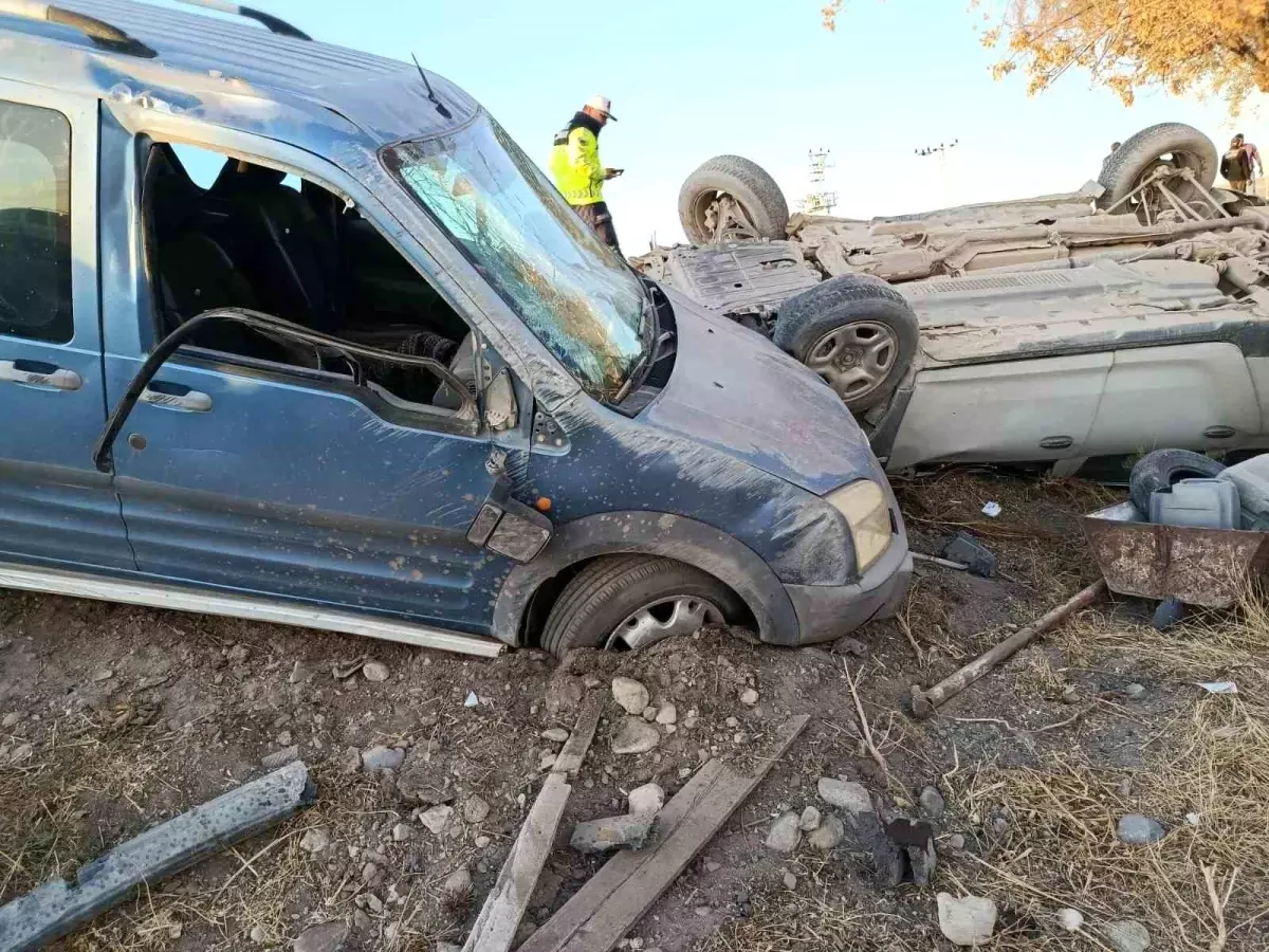 konyada otomobil ile hafif ticari arac carpisti 1 olu 1 yarali CGSKvcDw.jpg