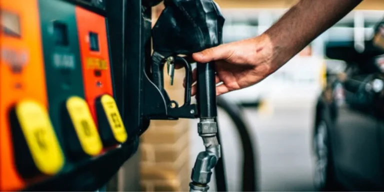 petrol-120-dolari-gordu-pompa-fiyatlari-alev-alacak-NaiUqnqz