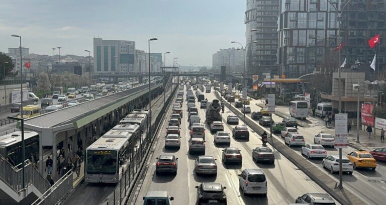 istanbulda-trafik-aksam-saatlerinde-durma-noktasina-geldi-T7zQwxlJ