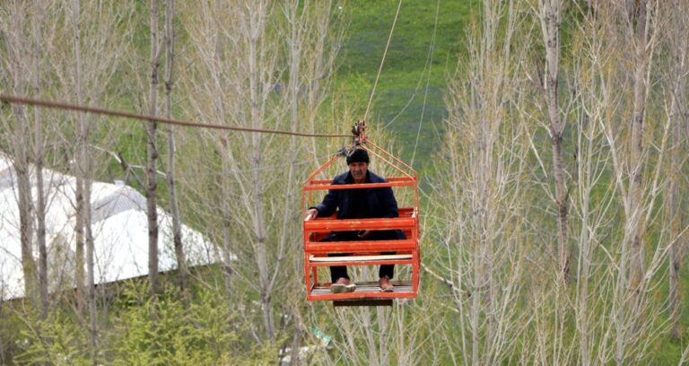 karadenizde-gordu-vanda-uyguladi-teleferik-sistemi-ile-bahcesine-40-dakika-yerine-40-saniyede-ulasiyor-LSQ9a5Wj