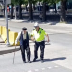 Trafik polisinin yurumekte zorlanan yasli adama yardimi yurekleri isitti tVBDANpV