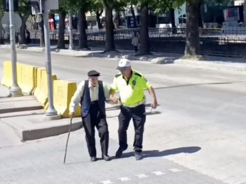 Trafik polisinin yurumekte zorlanan yasli adama yardimi yurekleri isitti tVBDANpV
