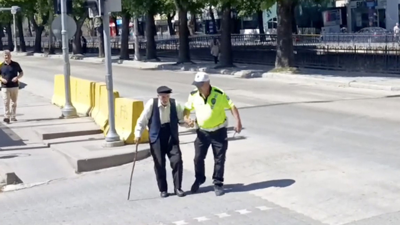 Trafik polisinin yurumekte zorlanan yasli adama yardimi yurekleri isitti tVBDANpV
